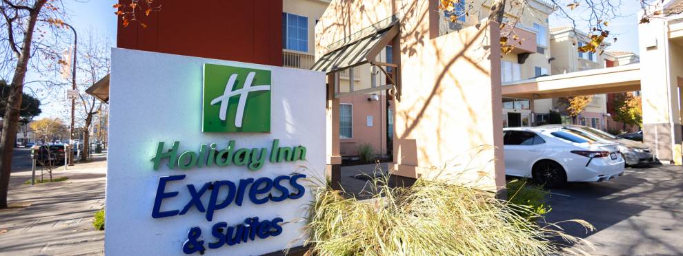 Holiday Inn Express Hotel & Suites