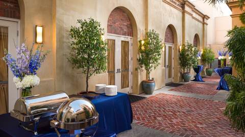 Hotel Shattuck Plaza Courtyard